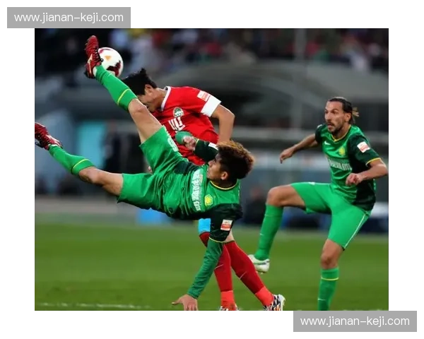 倒钩射门技巧解析与经典瞬间回顾 足球场上的艺术之美